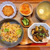夜ご飯(納豆レタスチャーハン、ナスのしぎ焼き、にんじんしりしり、たまねぎ天、きゅうりの浅漬け、たまねぎスープ)|cocomikaさん