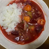 昼食　ビーツ入り赤いカレー🍛|ATさん