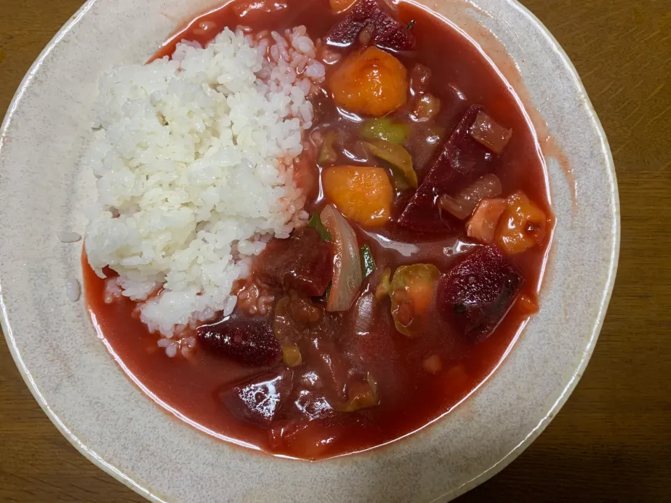 昼食　ビーツ入り赤いカレー🍛|ATさん