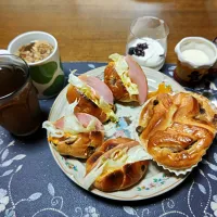 ロールパントーストサンドイッチ、りんご&ブドウのパン、壺漬け、カットワカメ&フライドガーリック&フライドレッドオニオン&乾燥スライスニンニク入りタマネギスープ、六条麦茶、練乳かけ手作り牛乳ゼリー、カシスジャム入りヨーグルト (昼飯)|enarinさん