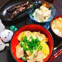 塩親子丼、キャベツともやしと油揚げの味噌汁、ナス田楽、きゅうりとサラダチキンの胡麻マヨサラダ| サトリさん