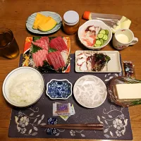 ご飯、大めばちまぐろのお造り、鰹のたたき、蒸しだこの刺身、酢の物、冷奴、壺漬け、六条麦茶、赤肉メロン、練乳かけ手作り牛乳プリン(夕飯)|enarinさん