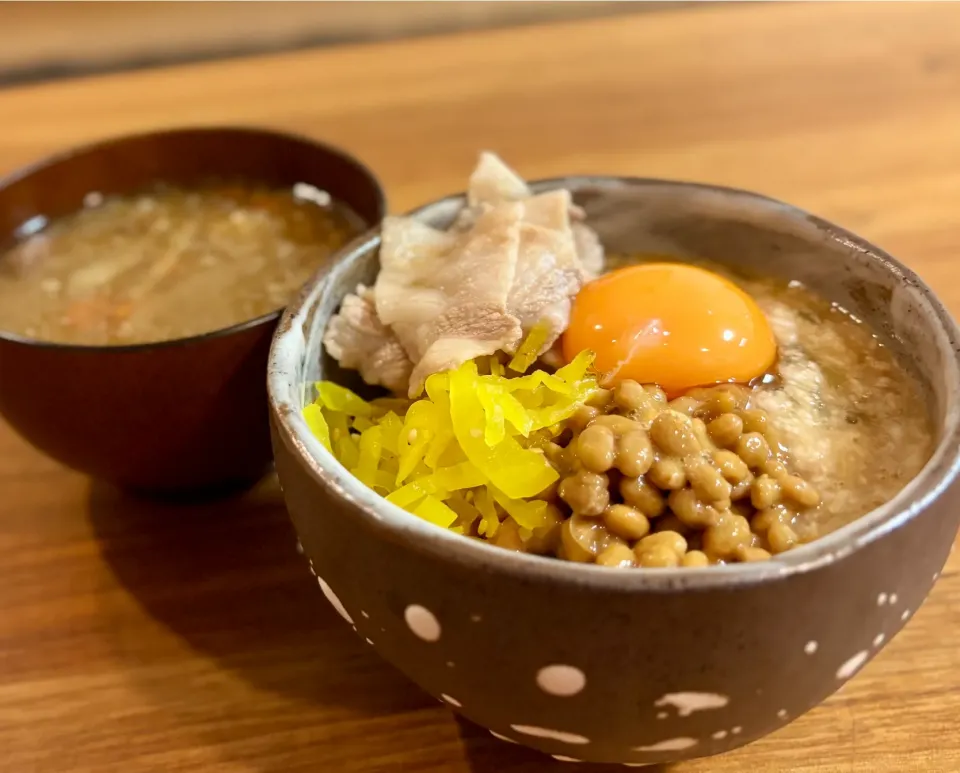ネバトロ丼と豚汁|ふくすけ食堂さん