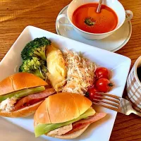 「パンプレートmorning」
ロールパン サンドイッチに
サラダ.スープ.コーヒー🥗🍲☕️
を添えて 朝ごはん💦| ばくあんしゃさん