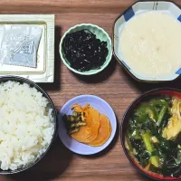 今日の朝ごはん（ごはんは千葉県産粒すけ、とろろ、昆布の佃煮（しそ昆布）、納豆、ニラと白舞茸とわかめのみそ汁、みそ漬）。|Mars＠釜飯作り研究中さん