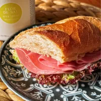 ハムとレタスのバケットサンド🥖| にゃんぺこさん