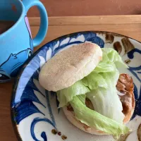 イングリッシュマフィンの豚コマ照り焼きサンド|なつこいっきママさん