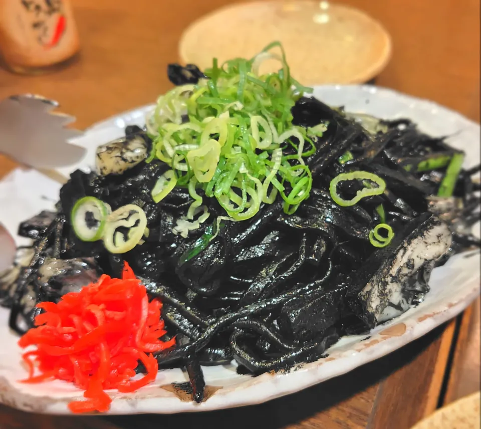 まっくろイカスミ焼きそば〜v(^o^)＠ちゃんぷる家さん|たかたかさん