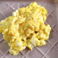 Good morning 🌞🌺Creamy scrambled eggs with butter+ fresh milk + white pepper ☕quick breakfast 😋😍😚🌷|🍒lynnlicious🍒さん