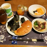 梅しそおにぎり、塩にぎり、味噌にぎり、二色パン、ニンニク醤油漬け鰹のたたき&大めばちまぐろ、壺漬け、ホットコーヒー、六条麦茶、赤肉メロン&カシスジャム入り水切りヨーグルト(ご飯)| enarinさん