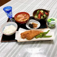 grandmaの晩ごはん☆ 今日は贅沢な生のエビ🦐てフライを…頭からはいいダシが出るからお味噌汁に
トマト🍅➕ワカメ➕きゅうりで酢の物を…
お酒を氷で割って一献…
頂きます
温かいうちにね|kaoriさん