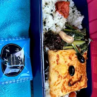 #昼飯　豆と子持ち昆布の天パー顔チーズオムレツと小松菜椎茸マヨ炒めと梅と黒豆3個茶豆3個乗せワカメ胡麻油風味混ぜご飯クランベリーチーズケーキ添え弁当|ms903さん