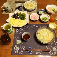 彩りそうめん、刻んだ長ネギ&ロースハム&オクラ、素揚げ盛り合わせ(じゃがいも、なす、ししとう、オクラ、ピーマン)、壺漬け、酢の物、熱い日本茶、六条麦茶、練乳かけ手作り牛乳プリン(昼飯)|enarinさん