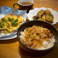 牛丼と、焼き油揚げと、茄子の胡麻和えと、オニオンスープ|もえさん