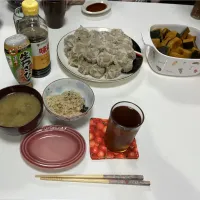 晩御飯☆焼売☆かぼちゃの炊いたん（作り置き）☆炊き込みご飯（次男とパパの合作）☆みそ汁（娘）帰ってきたらご飯が出来てる幸せー(´༎ຶོρ༎ຶོ`)|Saharaさん