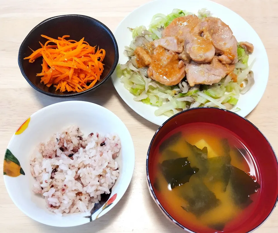 2025 0814　豚ヒレソテーボイル野菜添え　にんじんのごまポン酢和え　豆腐とわかめのお味噌汁|いもこ。さん