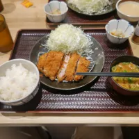 熟成ロースかつ定食(120g)、クリームあんみつ:美味しいバニラアイス,北海道産あずきのあんこ,国産天草100%の寒天,北海道産赤えんどう豆,国産みかん,沖縄県粟国島・西表島産黒糖使用黒みつ(夕飯、かつ庵)|enarinさん