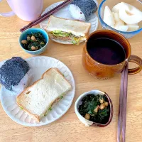 ハンバーグサンドイッチ🥪♡梅干しおにぎり🍙♡モロヘイヤと煮豆のお浸し♡和紅茶♡梨|さくたえさん
