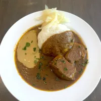ポークビンダルー ムング豆のココナッツカレーとあいがけ タマネギのアチャール添え| T. Wonderさん