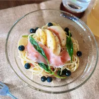 桃と生ハムとしなしなバジルのパスタ