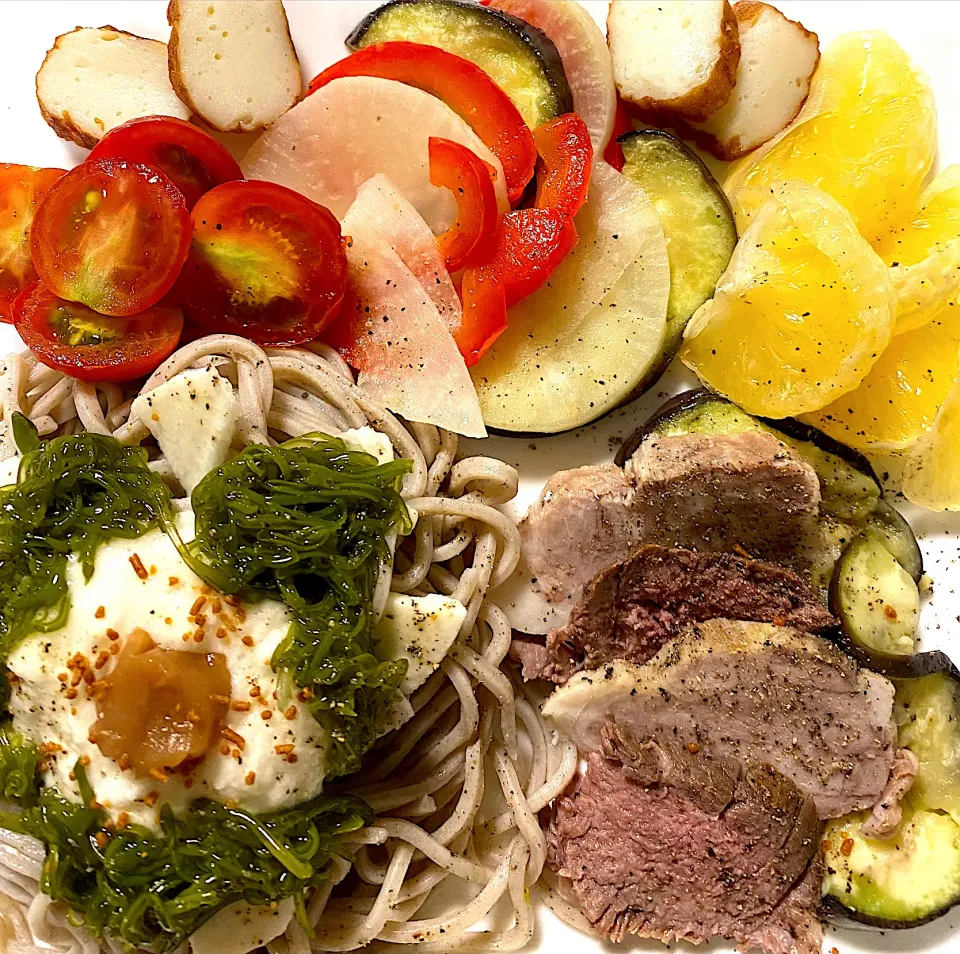 大和芋メカブ梅ねばねば蕎麦with手作りローストビーフ＆ポーク夏野菜・小夏添え|ミキさん