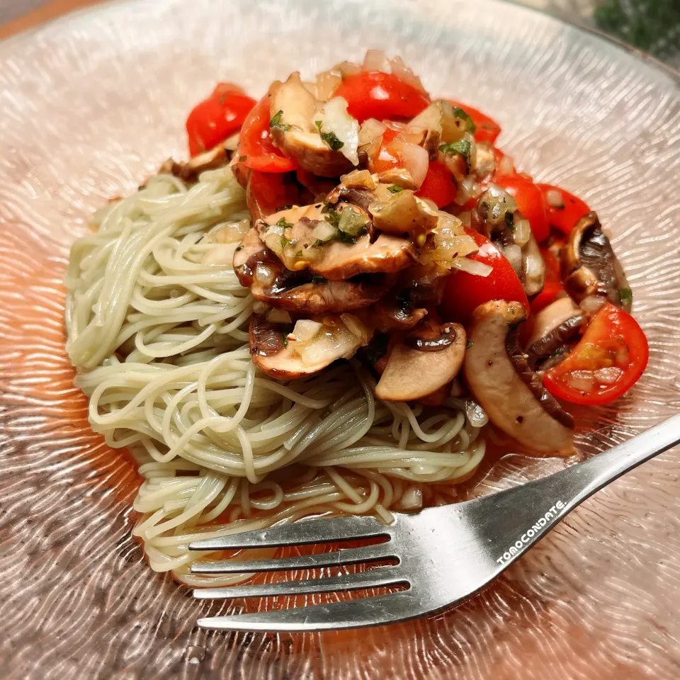 オリーブ素麺でフルーツトマトとマッシュルームの冷製カッペリーニ風🍅♡|🇯🇵ともこちゃん。さん