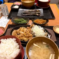 ぼくは豚生姜焼き定食、家内（はやと）はいわし三匹定食をオーダー。サイドにいんげん胡麻会えと大根おろしきんぴらも。いただきまーす😋（実況中継終了）| なびさん