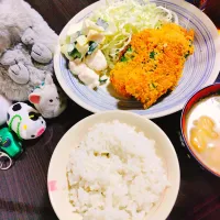 ごはん、キャベツともやしと油揚げの味噌汁、鶏ササミのシソチーズフライ、千切りキャベツ、胡麻マヨサラダ|サトリさん