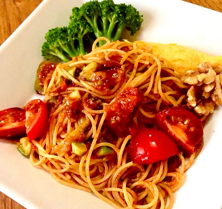 「生トマトdbアラビアータ」🍅
ピリ辛トマトソースでパスタランチ|ばくあんしゃさん