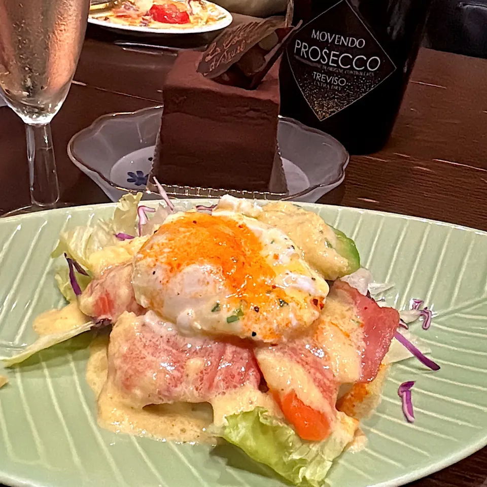 サーモンアボカド　エッグベネリクト|らんさん