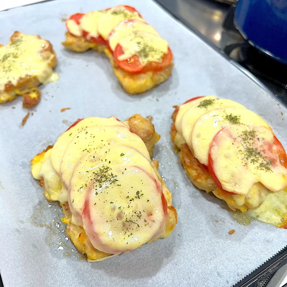 鶏もも肉とトマトのチーズ焼き🍅|たーたさん