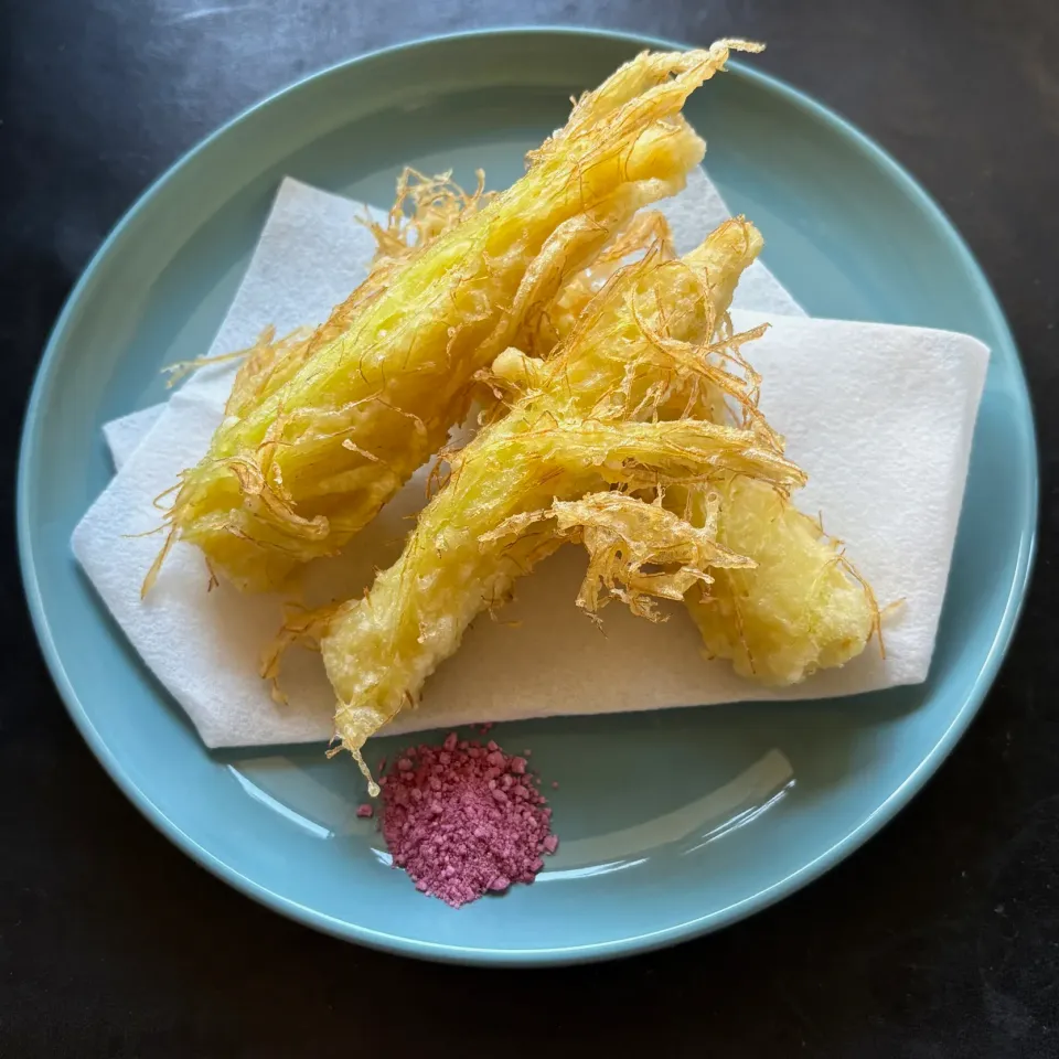 ヤングコーンの天ぷら♪大和ルージュ塩を添えて|ひだまり農園さん