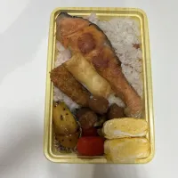 次男の合宿弁当☆春巻き☆卵焼き☆チキンマヨカツ☆ミートボール☆鮭☆大学芋☆プチトマト☆梅混ぜ込みご飯|Saharaさん