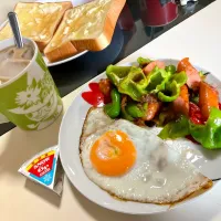 ピーマンとソーセージを胡麻油で炒めて鰹節を入れた朝ごはん。6Pチーズは復刻版の昔のサイズ分厚いので|Takeshi  Nagakiさん