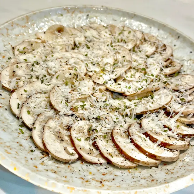 Snapdishの料理・レシピ写真:マッシュルームのカルパッチョ｜ころっとかわいい♡マッシュルームは好きですか？