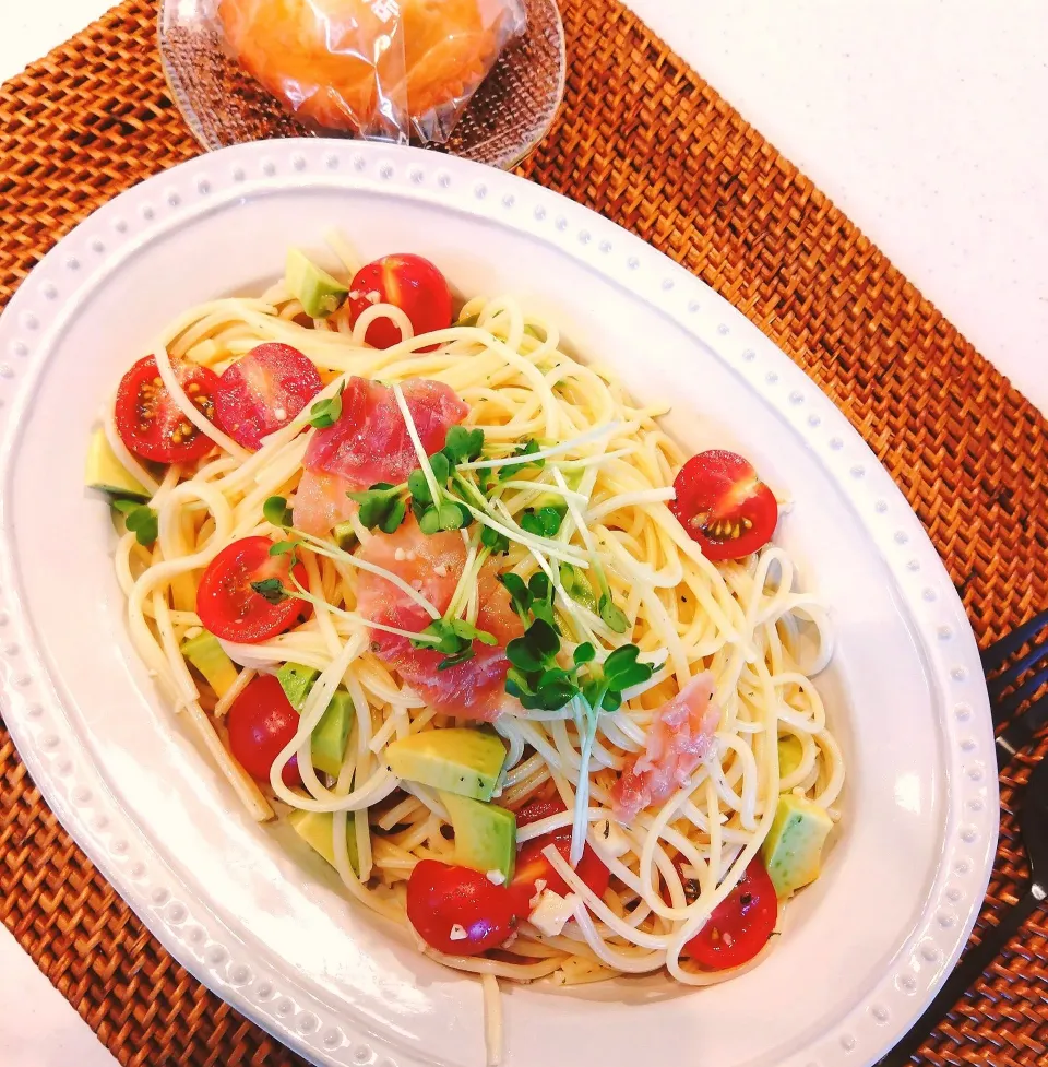 生ハムとアボカドトマトの冷製パスタ＆マドレーヌ|samさん