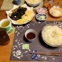 そうめん、刻んだ長ネギ&ロースハム,大根おろし、素揚げ盛り合わせ(じゃがいも,なす,ししとう,ピーマン,納豆の海苔巻き揚げ)、黒酢ニンニク漬け、熱い日本茶、六条麦茶(昼飯)|enarinさん