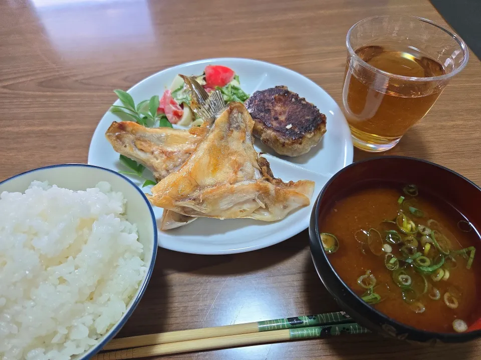 ぶりカマ・ハンバーグ・サラダ・ごはん・味噌汁🌺|chiyukiさん