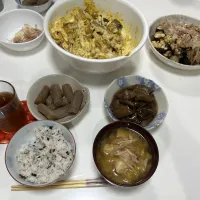 作り置きとか色々晩御飯☆焼き茄子☆揚げなすの煮浸し☆かぼちゃサラダ（かぼちゃの煮物・ブロックベーコン・ゆで卵）☆捻りこんにゃくの煮物☆みそ汁（白菜・しめじ・厚揚げ）☆わかめと梅の混ぜ込みご飯|Saharaさん