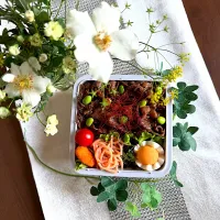 8/18  ❤︎主人の和牛焼肉丼弁当🌱
主人の長〜いお盆休みも終わり今日から平常運転な日々…

＊焼肉丼
＊茹でたまご
＊海老寄せフライ
＊たらこパスタ
＊ほうれん草の胡麻和え|Makinsさん