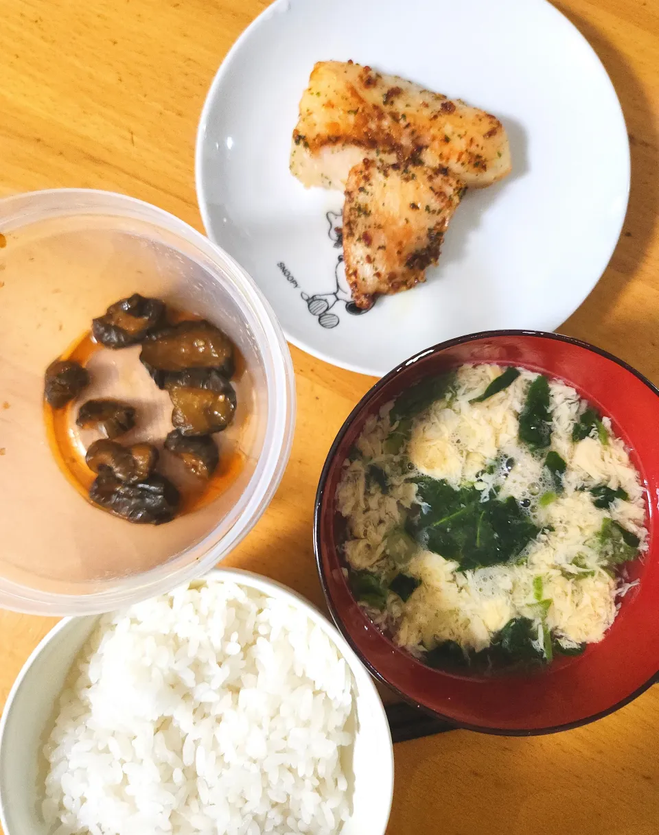 白身魚のバジルソース焼き、たまごとほうれん草のスープ、きゅうりの漬物|さきさん