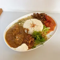夏のココナッツチキンカレー　　　　　　　タコと豚挽きドライキーマ　中華風サルサ　貝柱ハーブカレーの3種盛り|ちゃみこさん