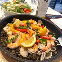 イカ墨パエリア🥘🥂😋