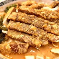 【熊本本店は1955年創業】 
熊本ラーメン桂花 ふぁんてん 
五香肉麺 (ウーシャンロンメン、1,350円) 
＠新宿5分
25219
〈醤106塩33噌󠄀17タ8昆9出11F12
冷20混2つ1〉|大脇さん