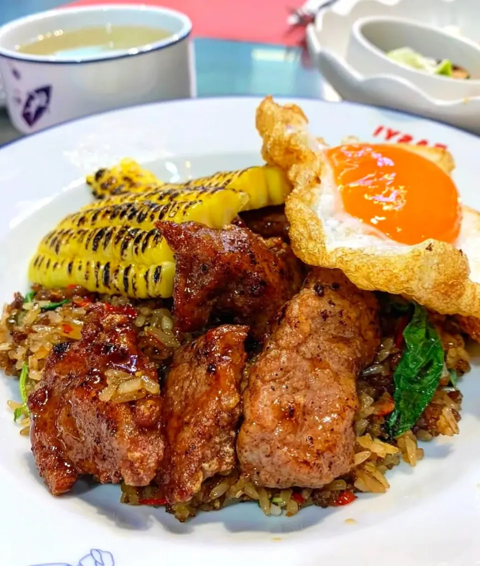 Super Flavorful Beef Holy Basil Fried Sticky Rice w/ Marinated Beef Topped w/ Crispy Fried Duck Egg & Caramelized Corn 🌶🌶🍚🥩🍳🌽🤤|An'leeさん