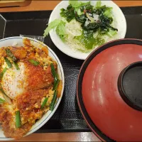赤辛カツ丼に豚汁|アクちゃんさん