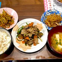 豚バラと茄子ピーマンの味噌炒め　卵と豆腐の味噌汁　切り干し大根の煮物　ごぼうとかぼちゃのきんぴら| おさむん17さん
