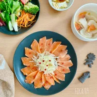 太陽に見える？サーモンのカルパッチョ