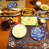 ご飯、烏龍茶、練乳かけ手作り牛乳プリン、助六(太巻きいなり寿司)と俵型お赤飯、稚内の真ほっけ焼き、イワシの煮付け、子持ち樺太ししゃも焼き、マカロニサラダ、黒酢ニンニク漬け(夕飯)|enarinさん
