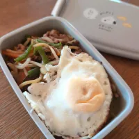 焼きそば目玉のっけ弁当|まきごろうさん